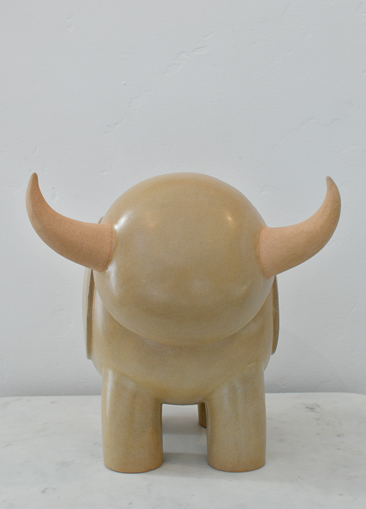Ceramic Bully: Giant Winter White Bully